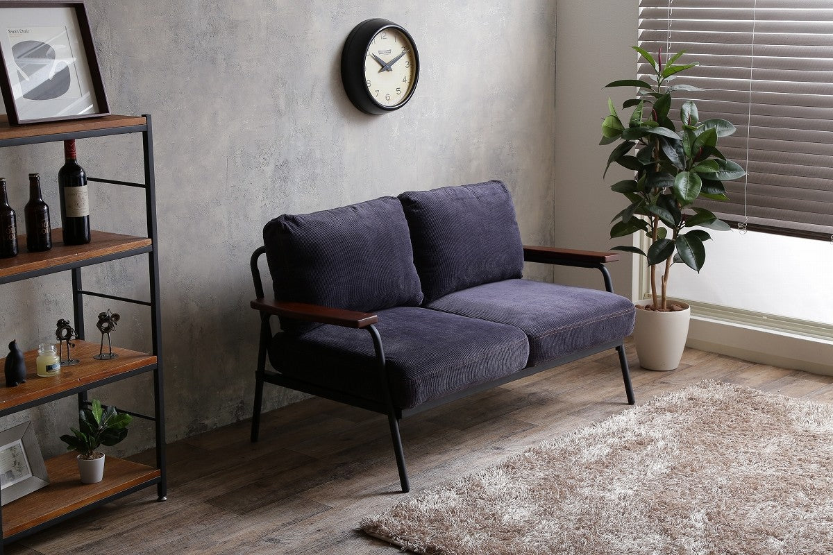 レトロモダン木肘2人掛けソファ | 風合いと座り心地をバランス