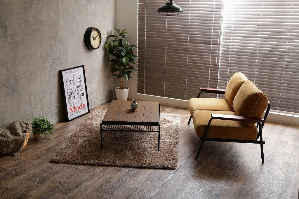 レトロモダン木肘2人掛けソファ | 風合いと座り心地をバランス