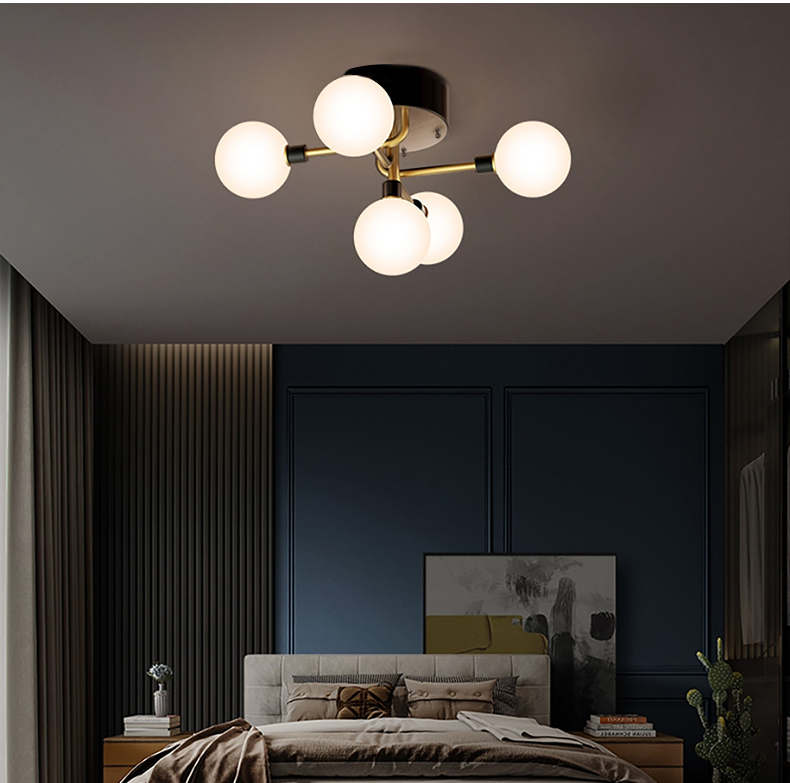 真鍮調ミニシャンデリア | 小ぶりでも空間を格上げする煌めき – CAGUUU