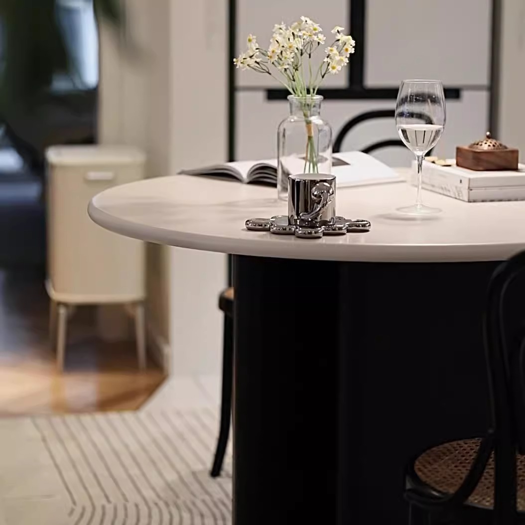 北欧風ラウンドテーブル