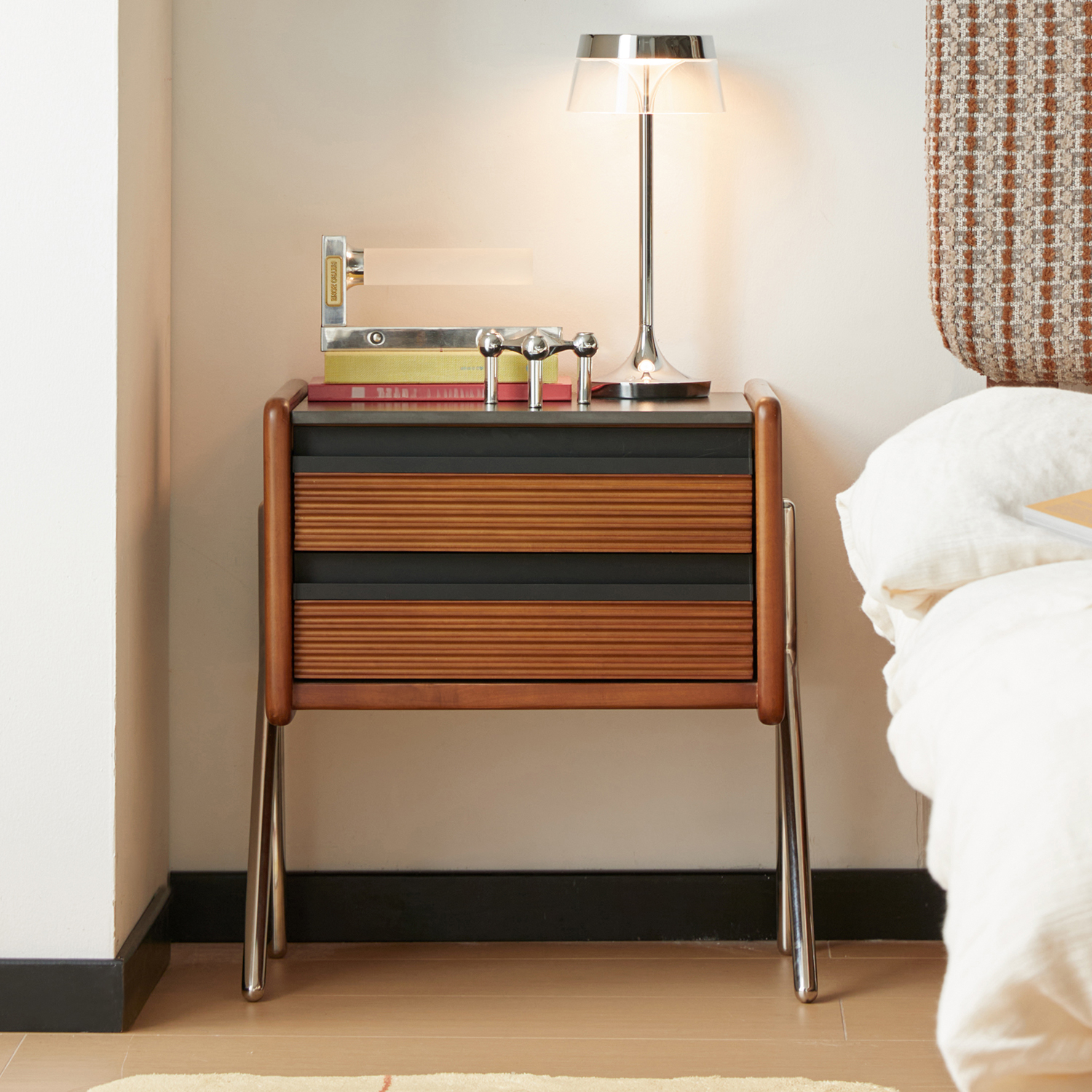 ツゲ材 デザインサイドチェスト | 上質な木目が映えるコンパクトな収納