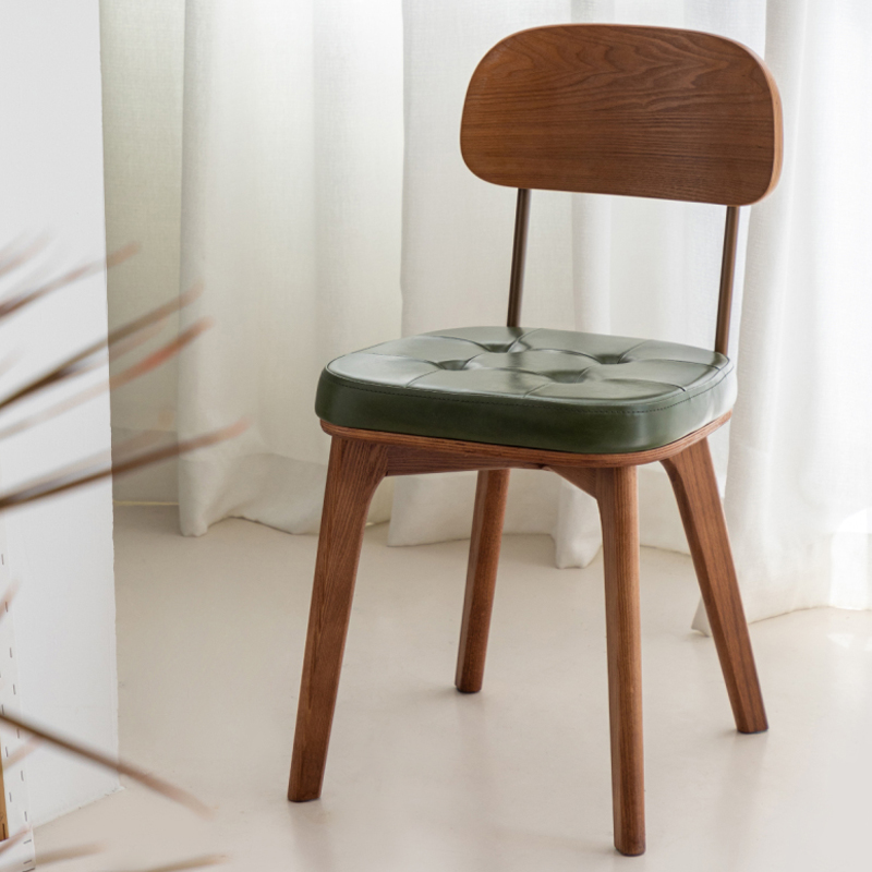 レトロモダンダイニングチェア | ほどよい存在感で空間を品よく