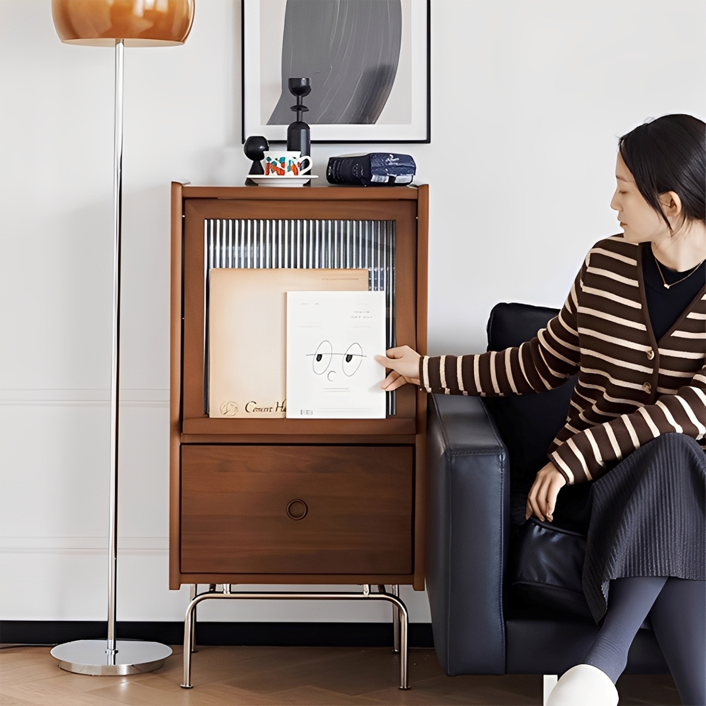 Woody Prime Box ガラス扉サイドキャビネット | ツゲ材とガラスを融合