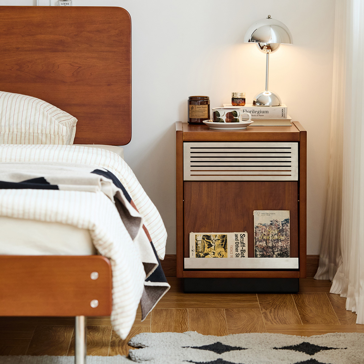 木製ストライプ模様キャビネット Woody Prime Boxツゲ材 スチールメッシュベッドサイドキャビネット