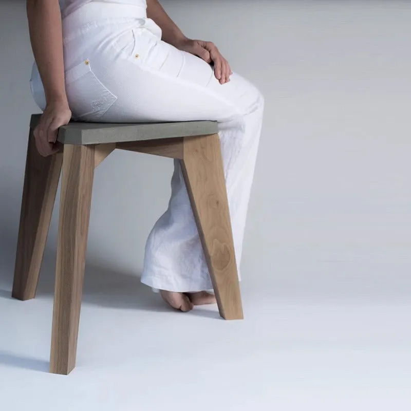 コンクリート多機能チェア | 三角フォルムが放つ彫刻的な存在感 – CAGUUU