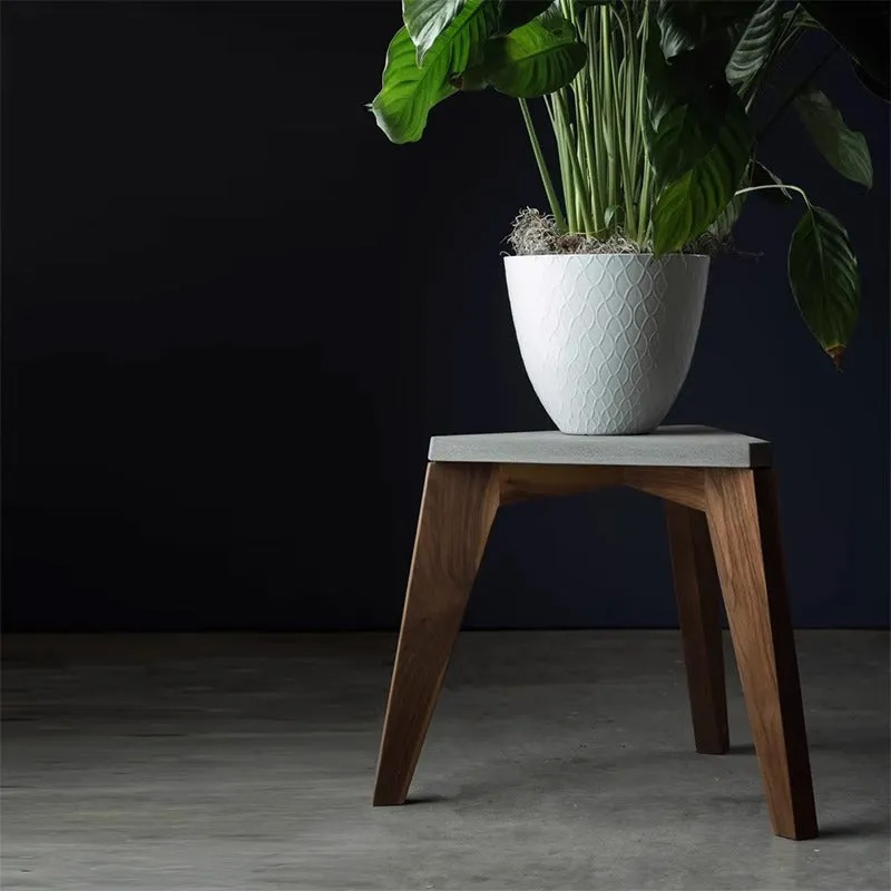 コンクリート多機能チェア | 三角フォルムが放つ彫刻的な存在感 – CAGUUU