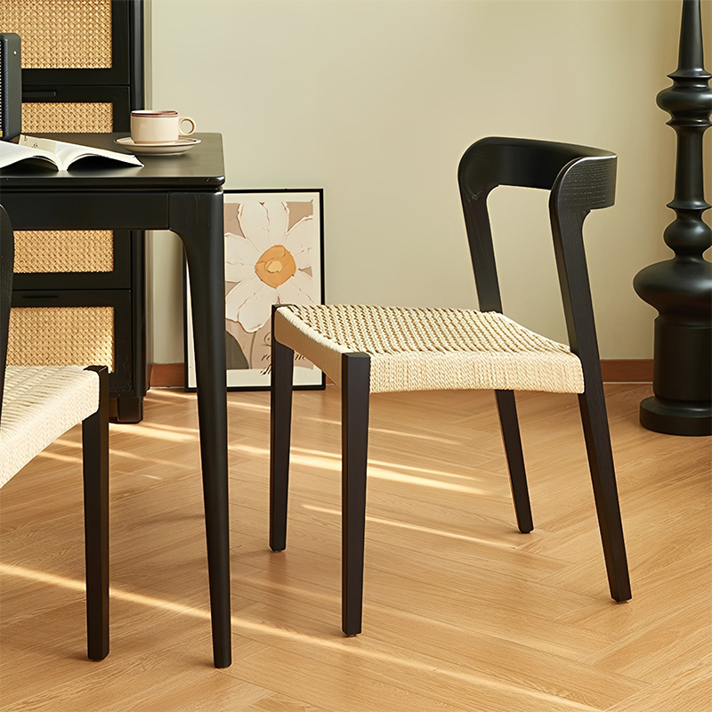 天然木とクラフトロープのチェア