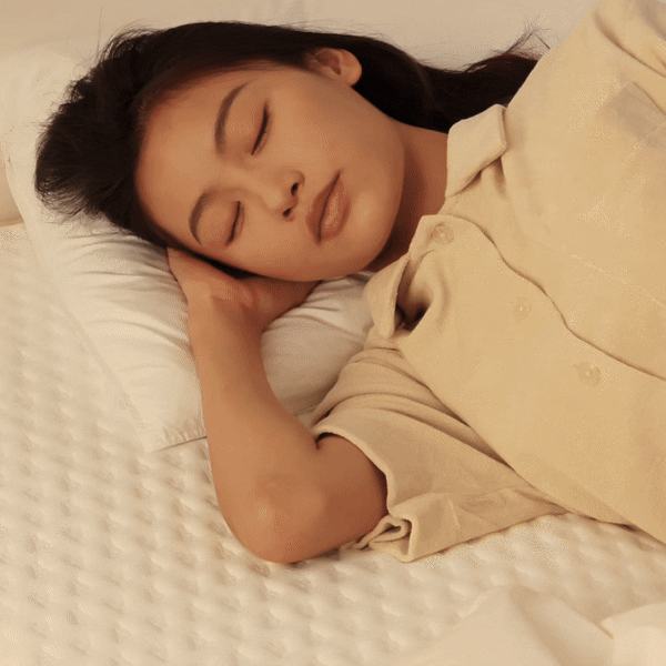 寝ている女性の写真