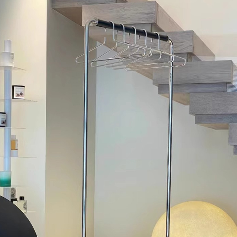 キャスター付きレザーハンガーラック