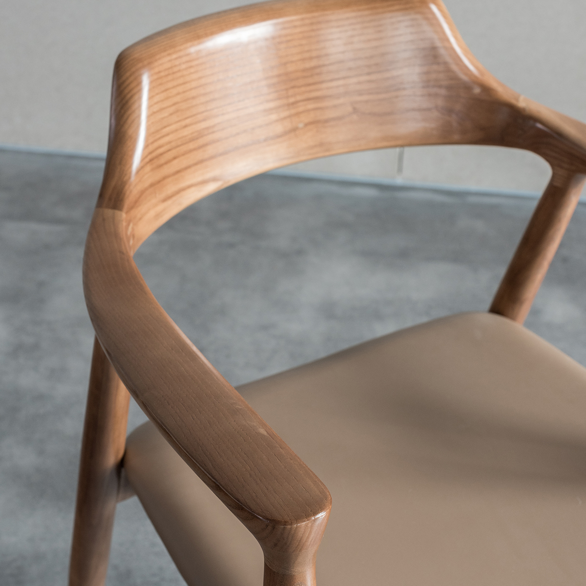 カントリーデザインナチュラルアームチェア | からだに寄り添う形状で