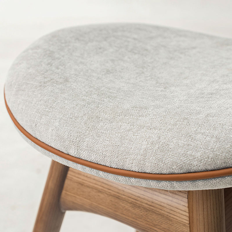 シンプルデザインバーチェア