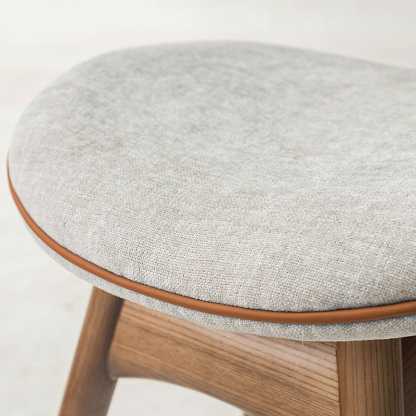 シンプルデザインバーチェア