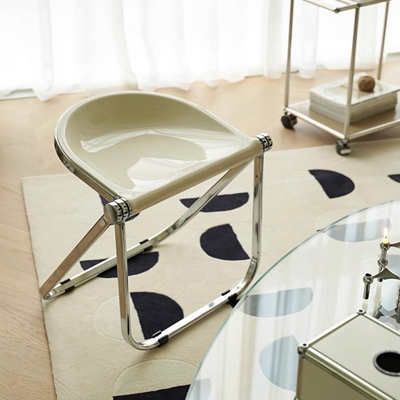 折りたたみ式デザインチェア