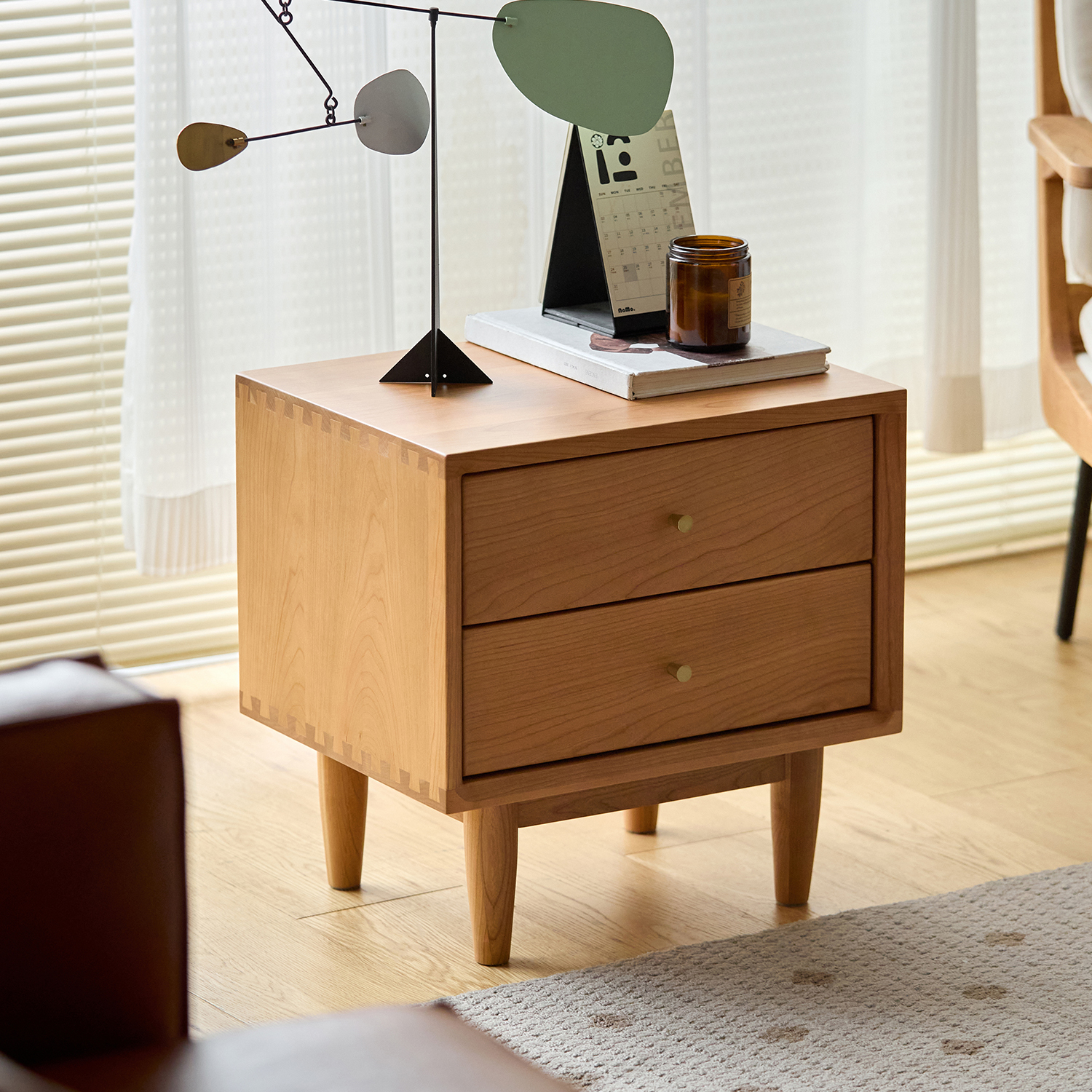 Woody Prime Cherry コンパクトナイトテーブル | 耐久性と高級感を備え