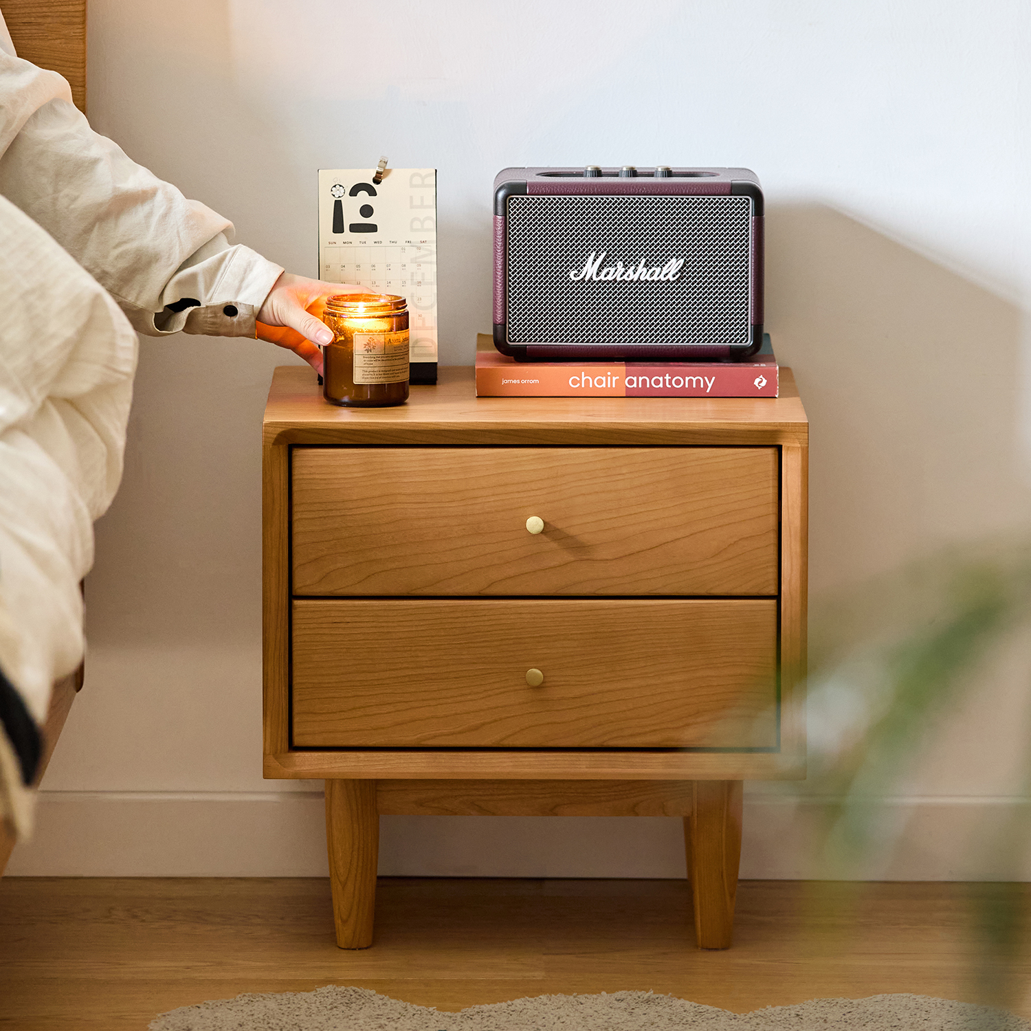 Woody Prime Cherry コンパクトナイトテーブル | 耐久性と高級感を備え