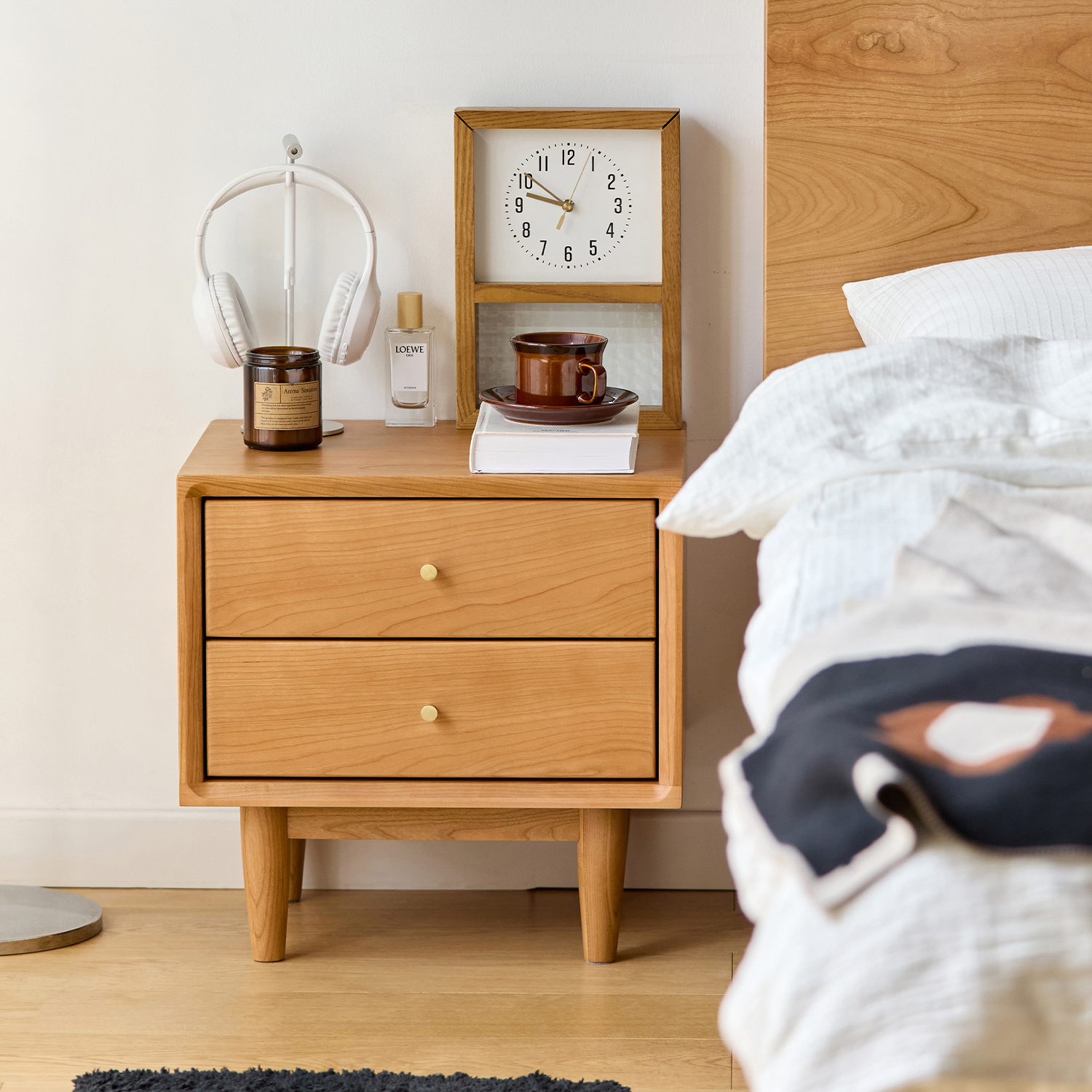 Woody Prime Cherry コンパクトナイトテーブル | 耐久性と高級感を備え