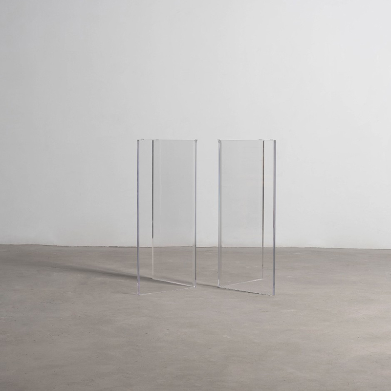 V字型アクリルテーブル脚 | 透明感とモダンな印象を与える洗練された