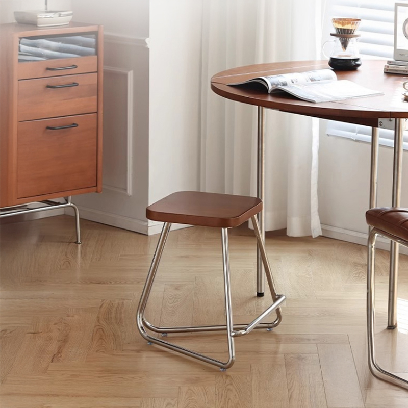 ツゲ材 異素材三角スツール | シャープな輪郭に頼れる強さを宿した