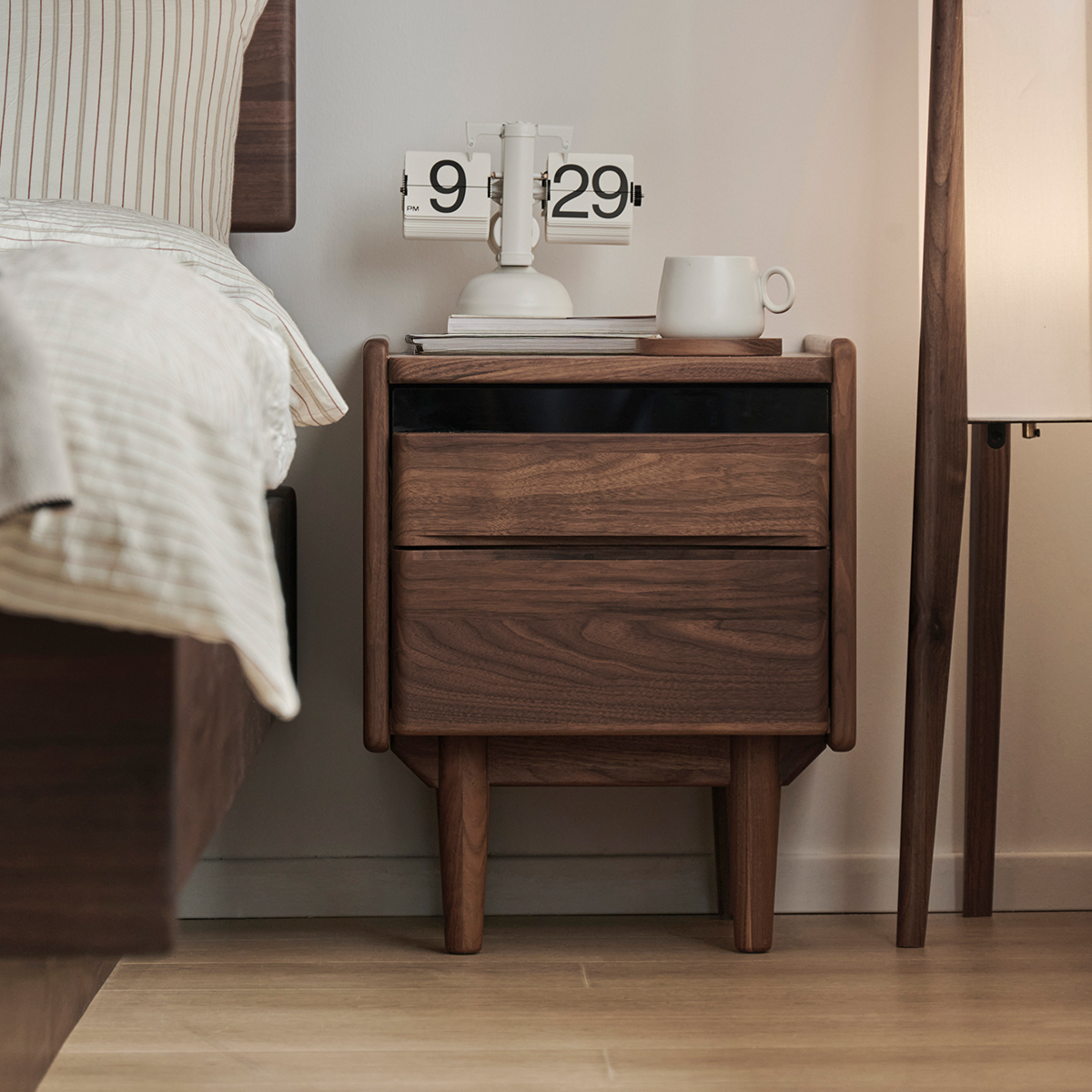 Woody Prime Walnut ウォールナット材 北欧風天然木ベッドサイドテーブル