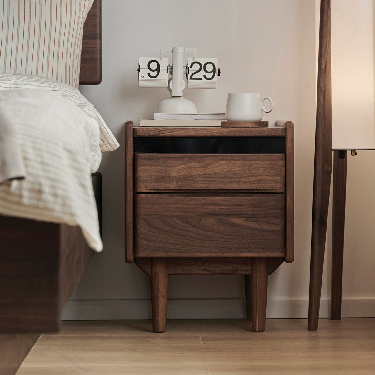 Woody Prime Walnut ウォールナット材 北欧風天然木ベッドサイド