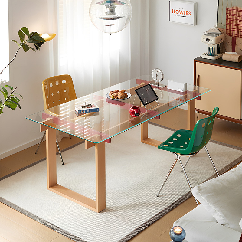 ガラストップダイニングテーブル | クリアな天面で軽やかな印象の食卓