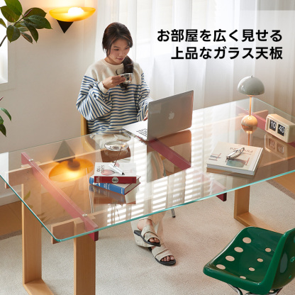 ガラストップダイニングテーブル | クリアな天面で軽やかな印象の食卓