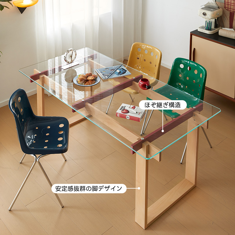 ガラストップダイニングテーブル | クリアな天面で軽やかな印象の食卓