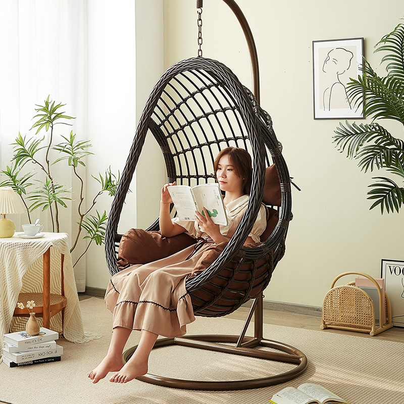 くつろぎの吊りカゴチェア