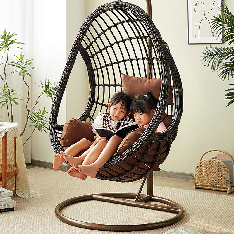 くつろぎの吊りカゴチェア