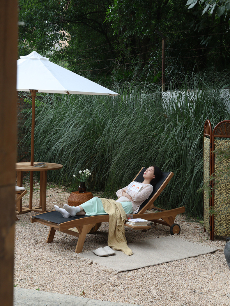 キャスター付き屋外用リクライニングチェア | チーク材の質感が映える