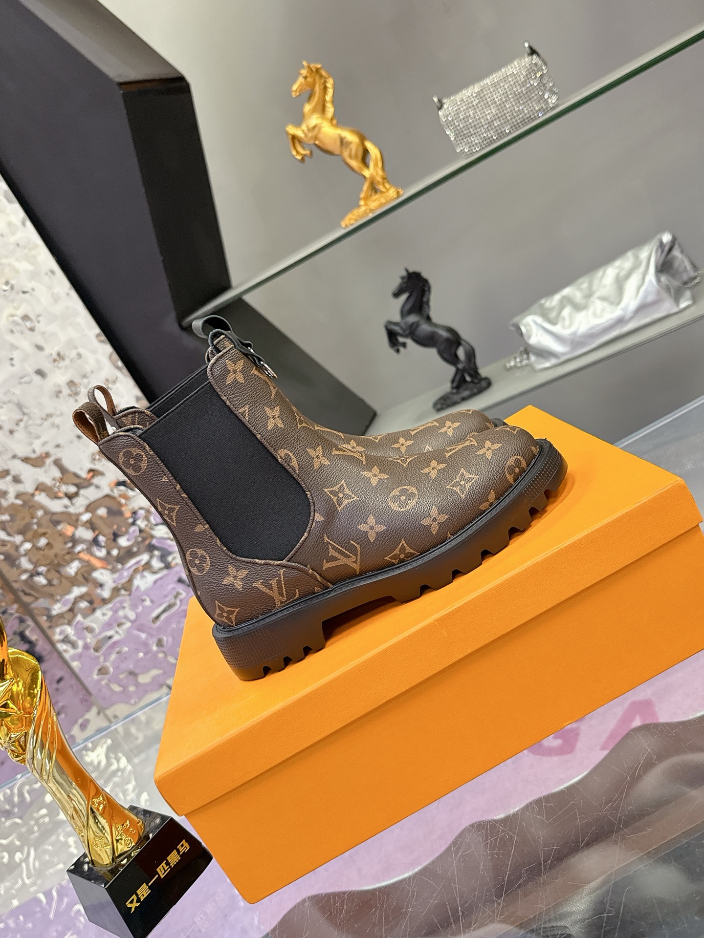 ルイ ヴィトン ( Louis Vuitton) 2025 レディース 靴  レザー