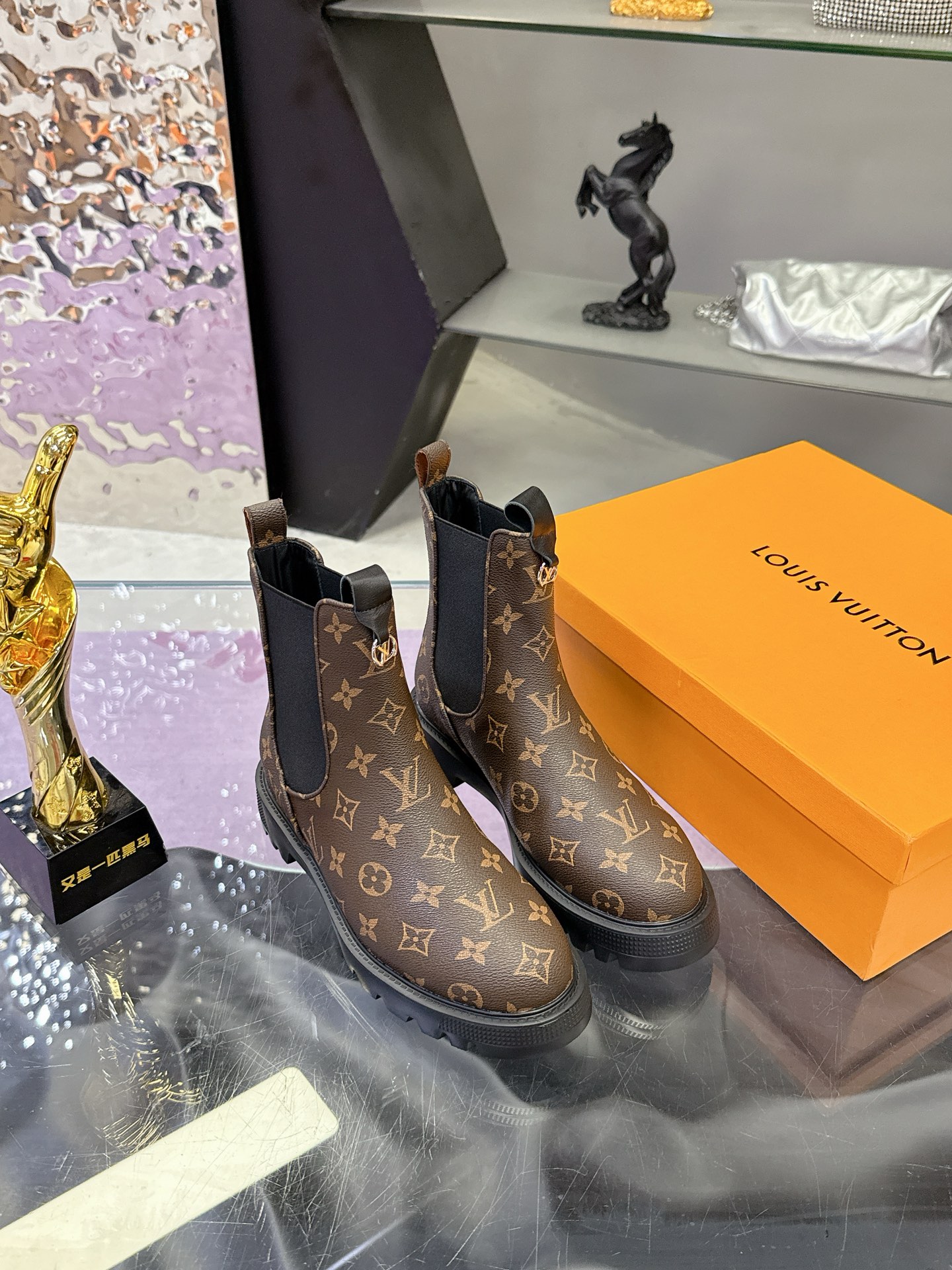 ルイ ヴィトン ( Louis Vuitton) 2025 レディース 靴  レザー