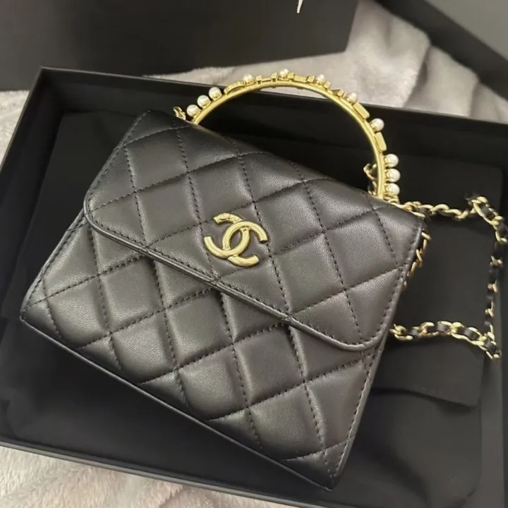 【ハンドルのロゴが可愛い♪】CHANEL チェーン クラッチ パール ハンドルのロゴが可愛い♪】CHANEL チェーン クラッチ パール