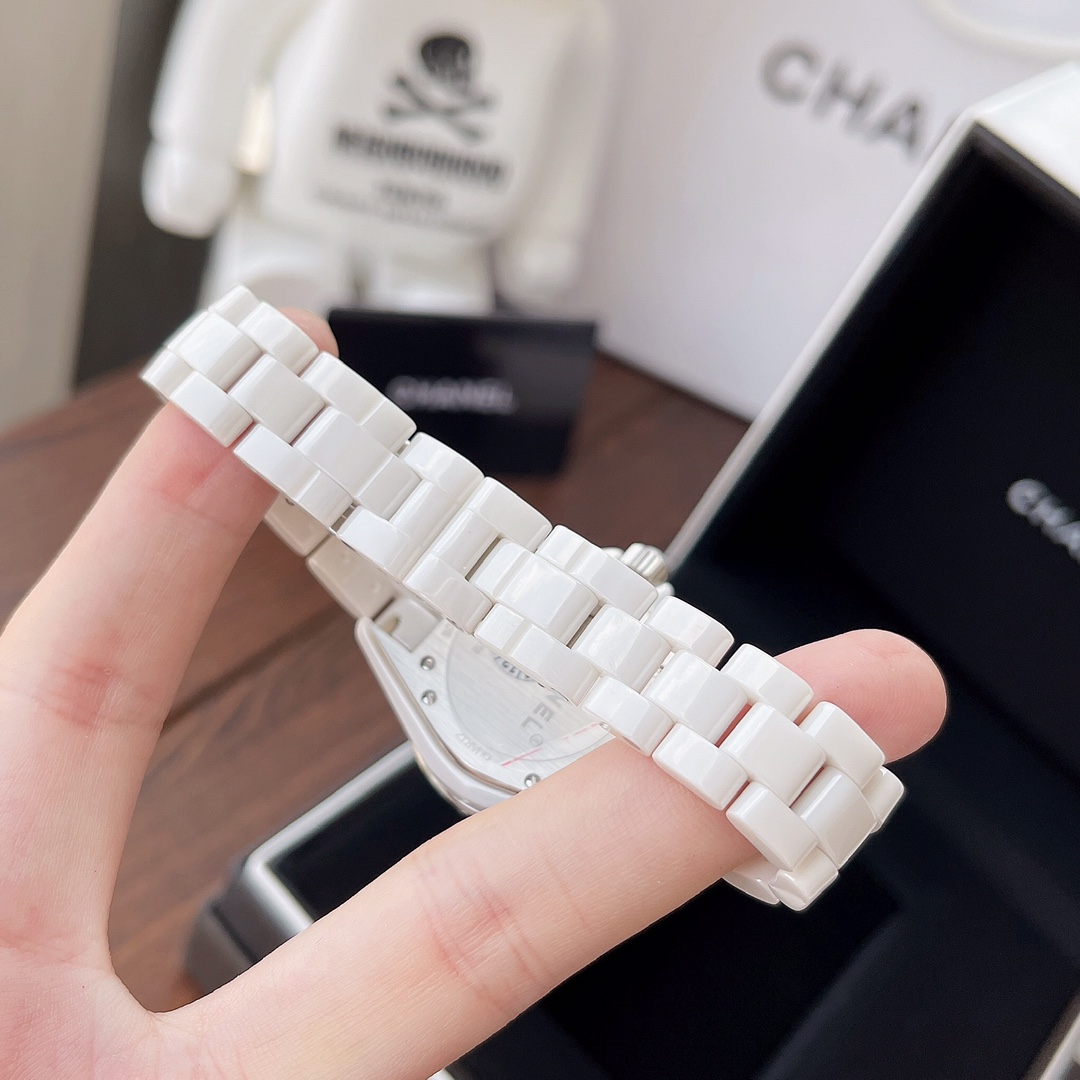 シャネル(Chanel) セラミック J12 時計  白 33mm