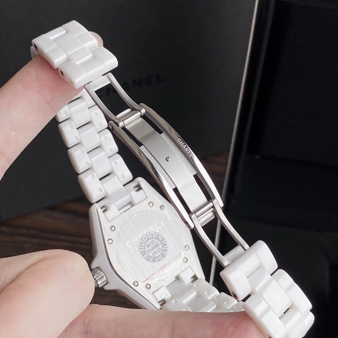 シャネル(Chanel) セラミック J12 時計  白 33mm