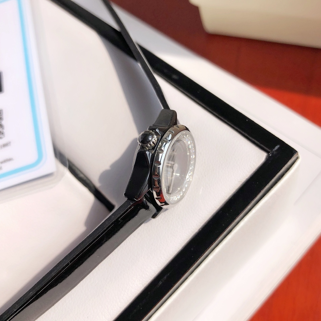 シャネル(Chanel)  レディース 時計 黒 19mm