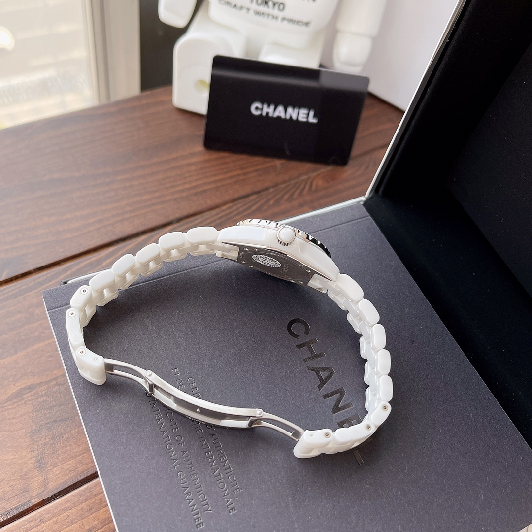 シャネル(Chanel) セラミック J12 時計  白 33mm