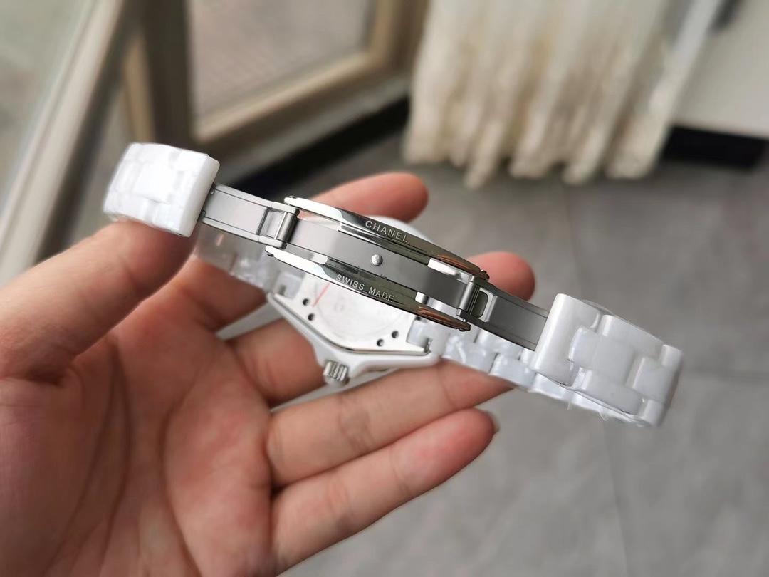 シャネル(Chanel) セラミック J12 時計  白 33mm