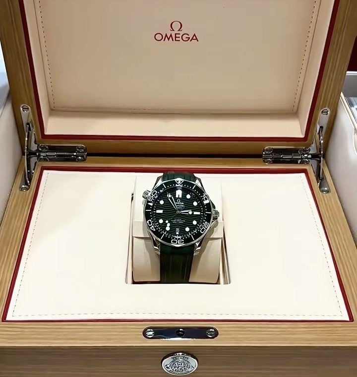 オメガ(Omega) 新作 タツノオトシゴ300  メンズ 時計 42mm 