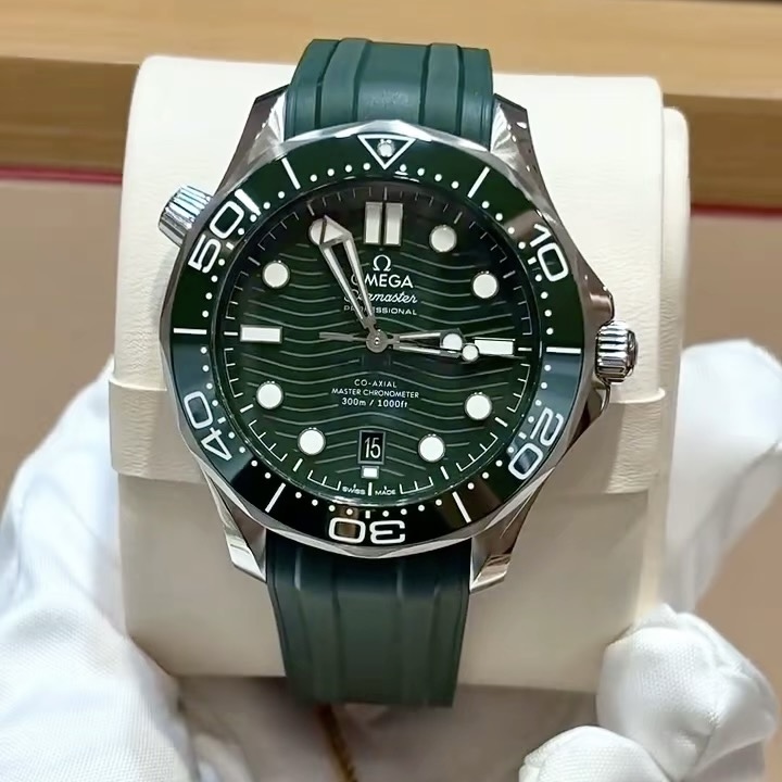 オメガ(Omega) 新作 タツノオトシゴ300  メンズ 時計 42mm 