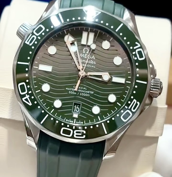 オメガ(Omega) 新作 タツノオトシゴ300  メンズ 時計 42mm 