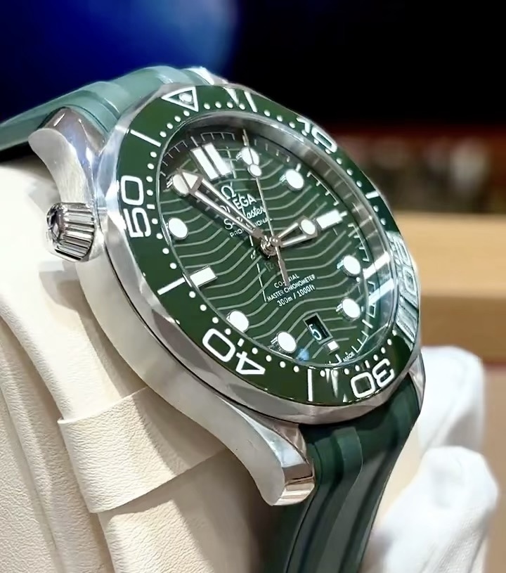 オメガ(Omega) 新作 タツノオトシゴ300  メンズ 時計 42mm 