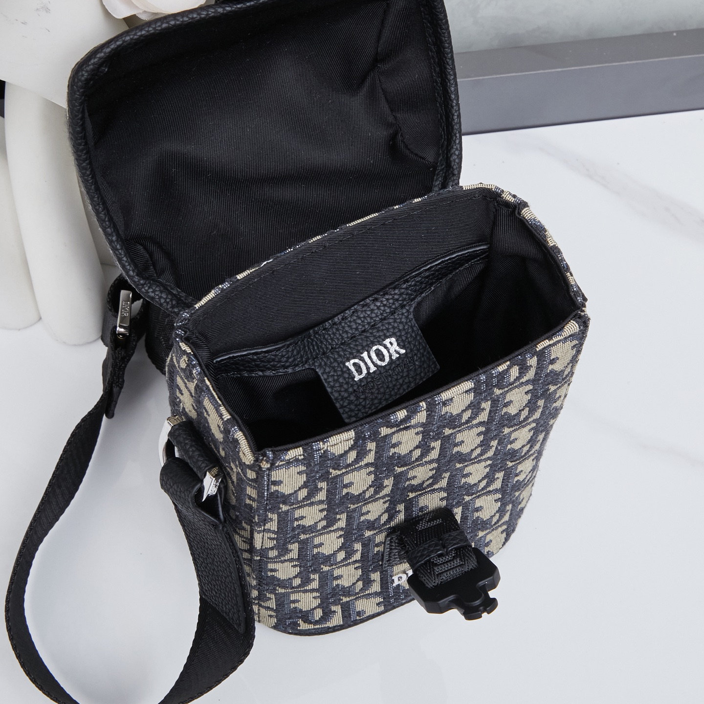 ディオール(Dior)新作 斜 めがけ バッグ  13 x 19 x 7cm