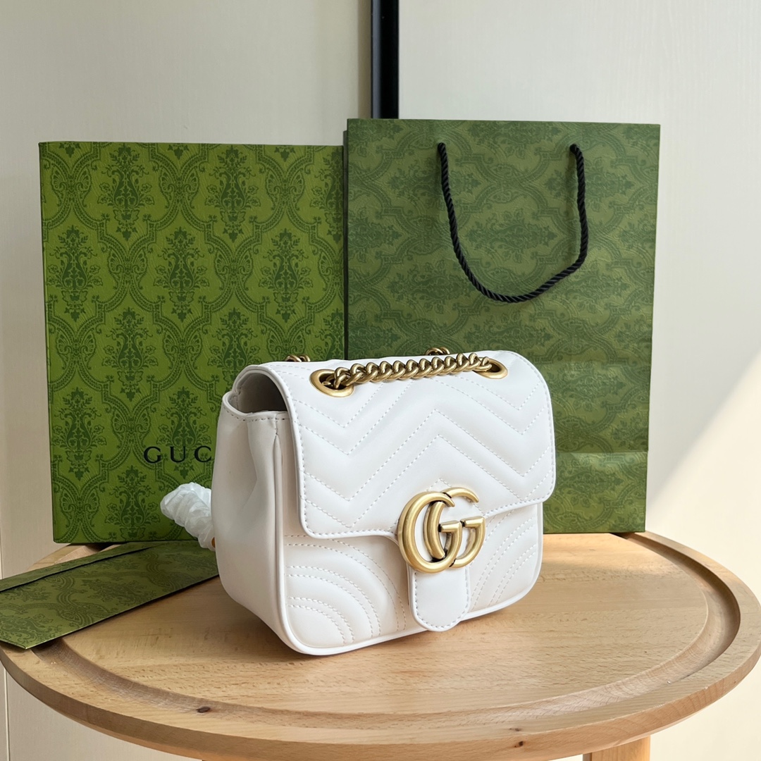 グッチ(GUCCI) GG 斜 めがけ バッグ 18X13.5X8cm