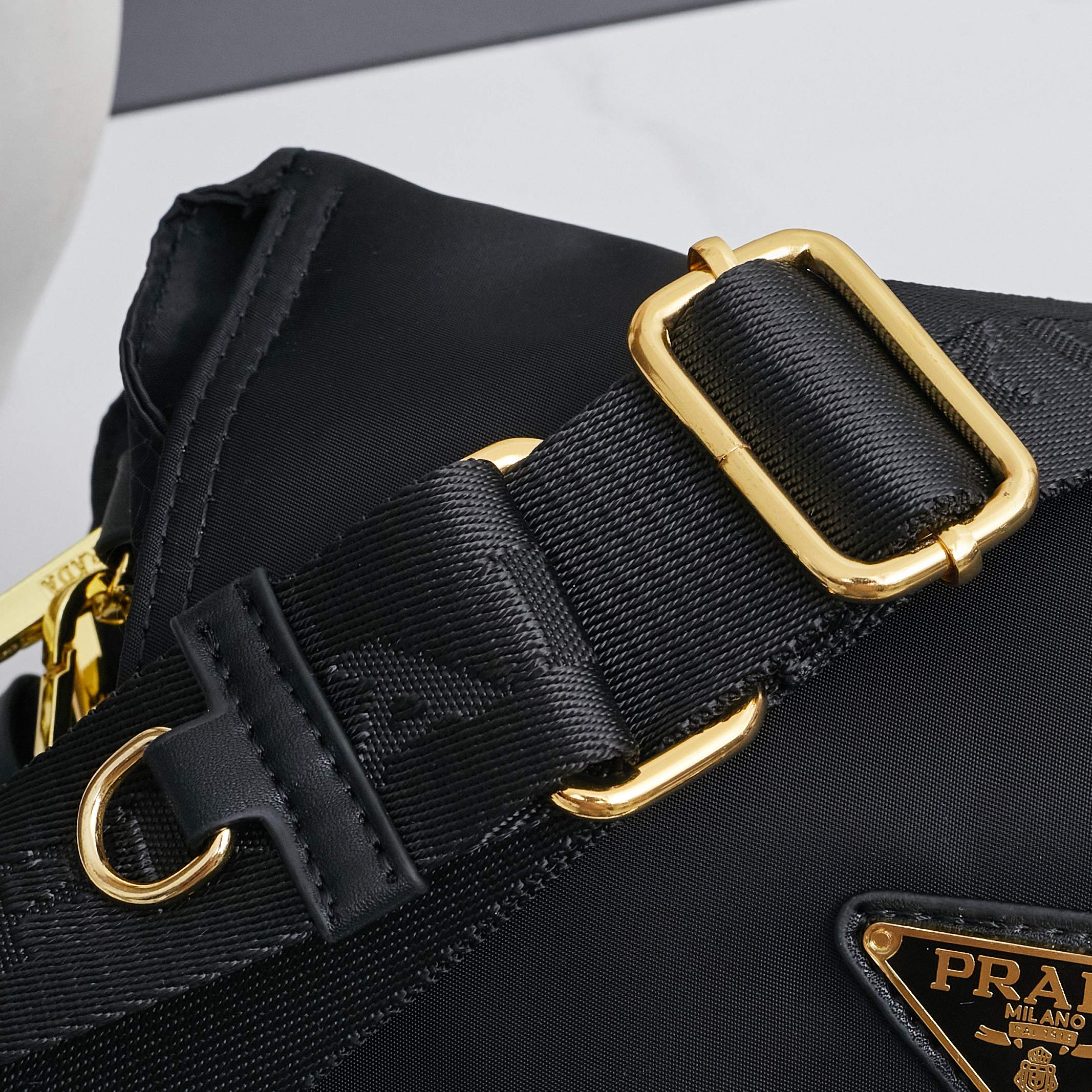 PRADA(プラダ) ナイロン 肩掛け バッグ 22x14x10cm