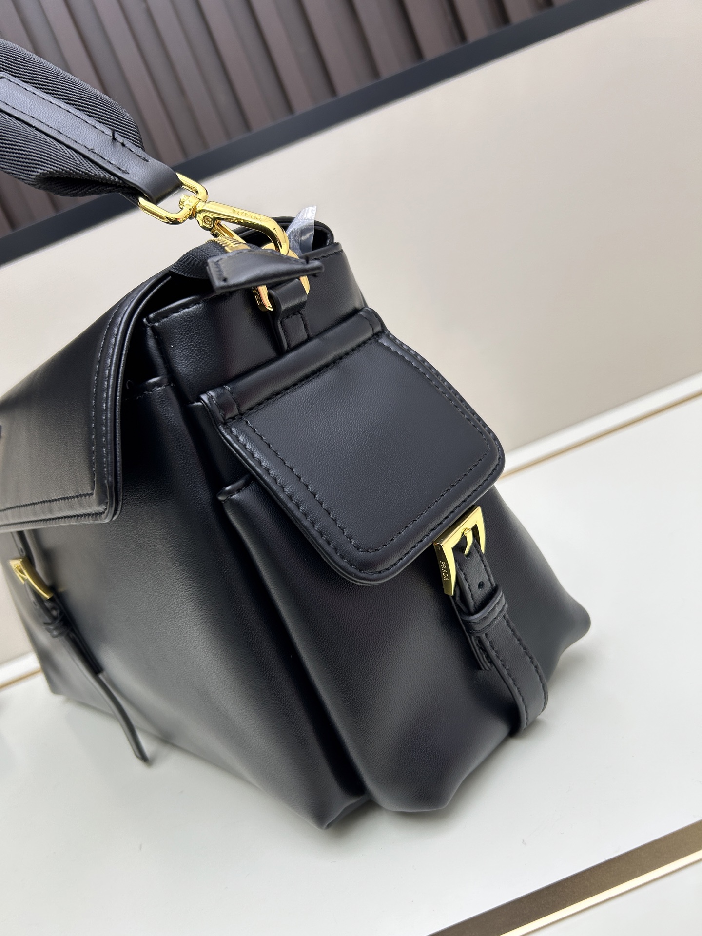 PRADA(プラダ)  革 肩掛け バッグ 27x19x14cm