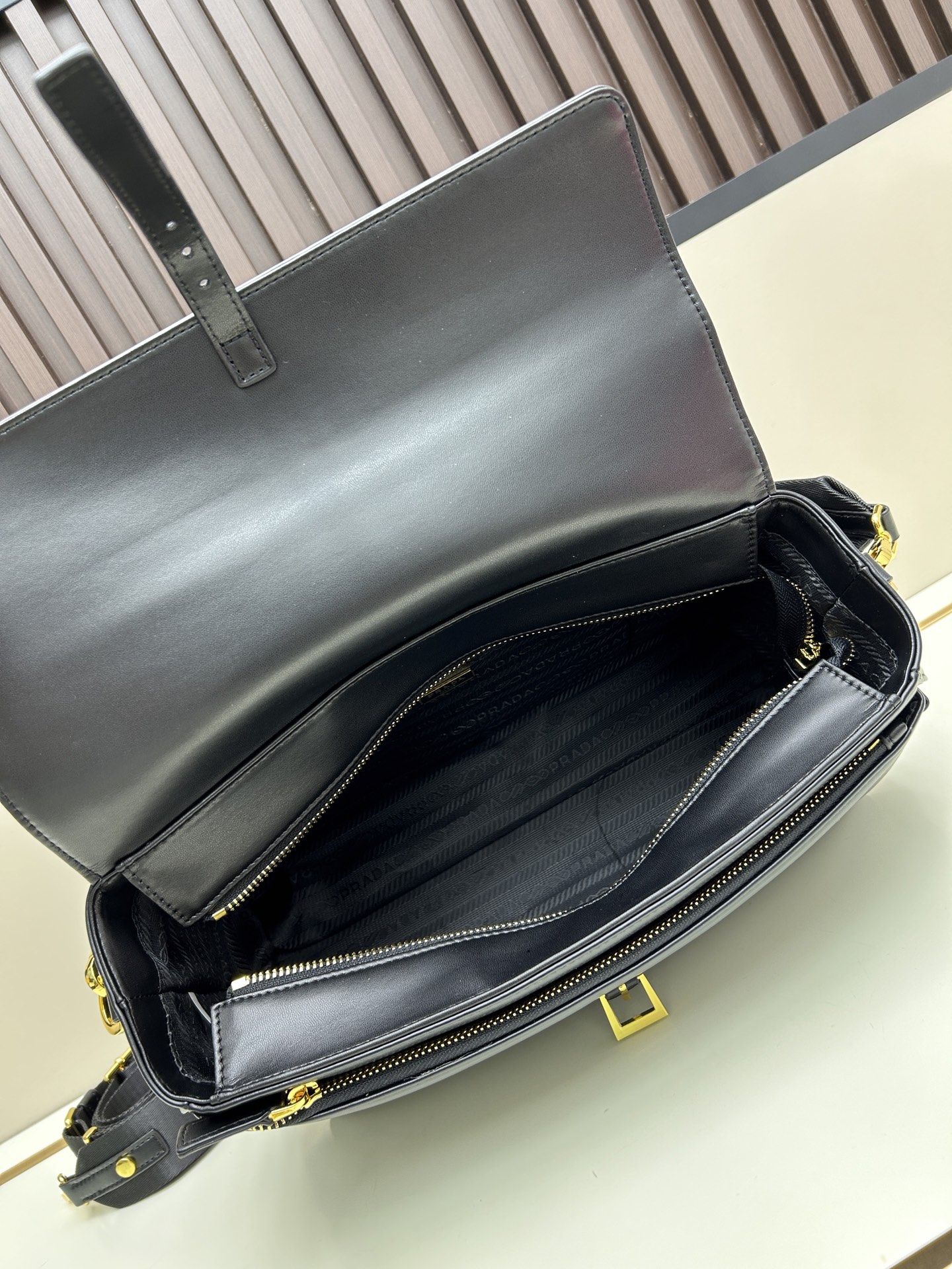 PRADA(プラダ)  革 肩掛け バッグ 27x19x14cm