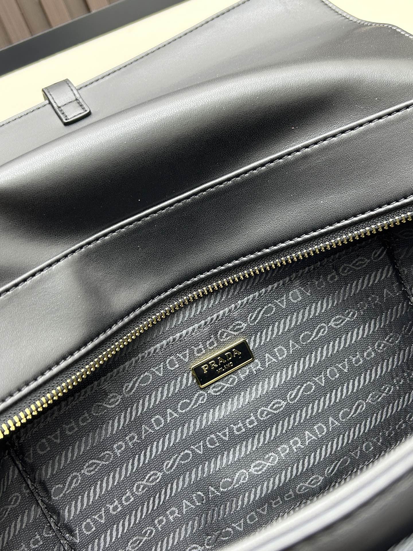 PRADA(プラダ)  革 肩掛け バッグ 27x19x14cm