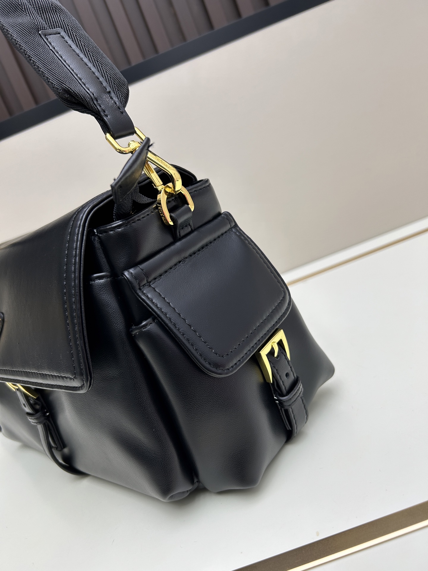 PRADA(プラダ)  革 肩掛け バッグ 30x14x10cm
