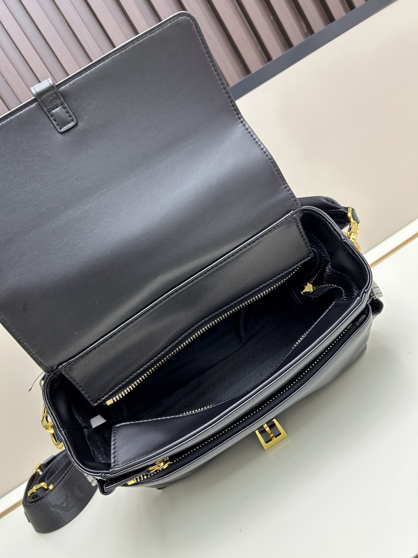 PRADA(プラダ)  革 肩掛け バッグ 30x14x10cm
